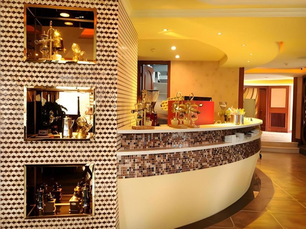 Chengdu French Theme Gold Palace Экстерьер фото