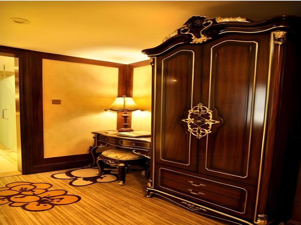 Chengdu French Theme Gold Palace Экстерьер фото
