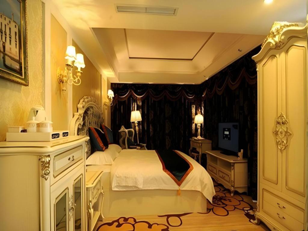 Chengdu French Theme Gold Palace Экстерьер фото